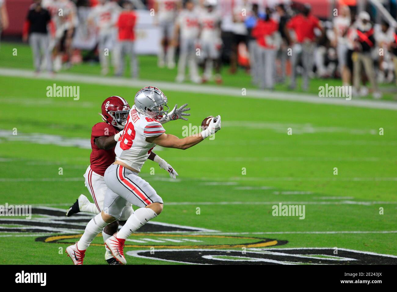 Miami Gardens, Florida, USA. Januar 2021. Ohio State Buckeys Tight End Jeremy Ruckert (88) Einhand-Fang beim NCAA Football 2021 CFP National Championship Spiel zwischen Ohio State und Alabama im Hard Rock Stadium in Miami Gardens, Florida. JP Waldron/Cal Sport Media/Alamy Live News Stockfoto