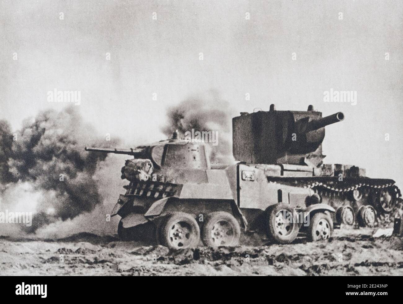 Schwere sowjetische Panzer in den Kampf mit den deutschen Panzern und Artillerie zerstört. Sommer 1941 Stockfoto