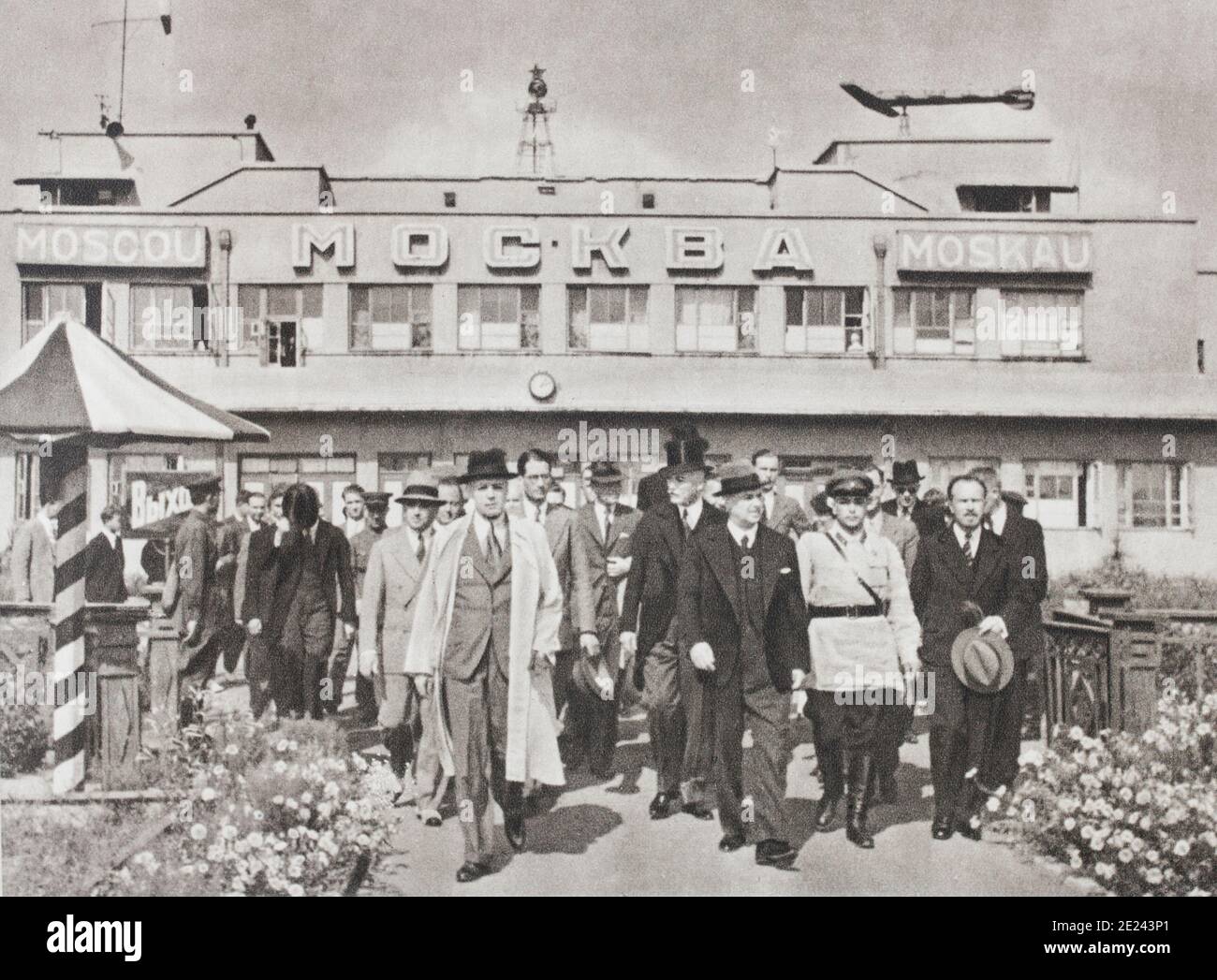 Molotow-Ribbentrop Pakt. August 1939. Die deutsche Delegation unter der Leitung von Joachim von Ribbentrop, bei der Ankunft im Flughafen Moskau. Stockfoto