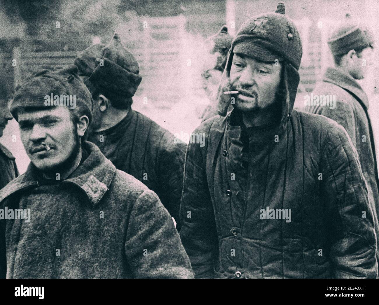 Foto von sowjetischen Kriegsgefangenen mit Zigaretten. Im Winter Krieg. 1939 Stockfoto