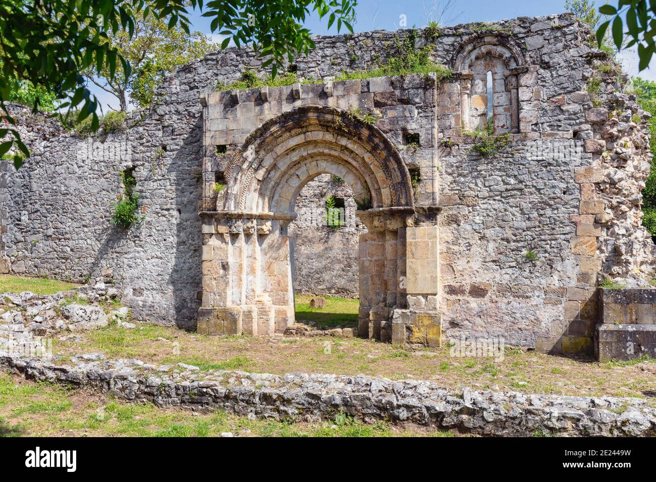 Ruinen der romanischen Kirche von San Pedro de Plecin, alles, Asturien, Spanien. Es stammt aus dem Ende des 12. Jahrhunderts. Stockfoto