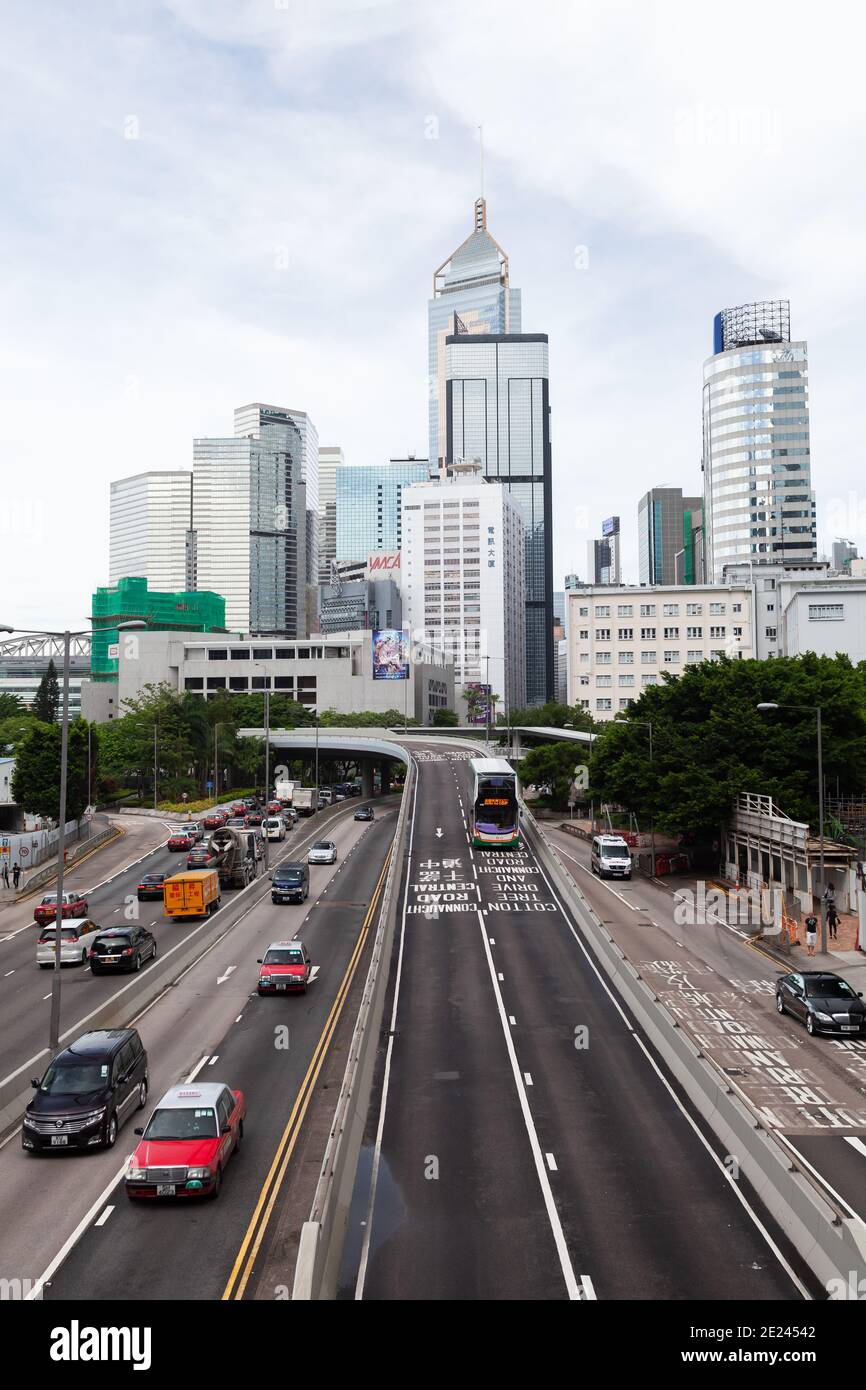 Hongkong - 15. Juli 2017: Straßenansicht des Stadtzentrums von Hongkong, vertikales Foto Stockfoto