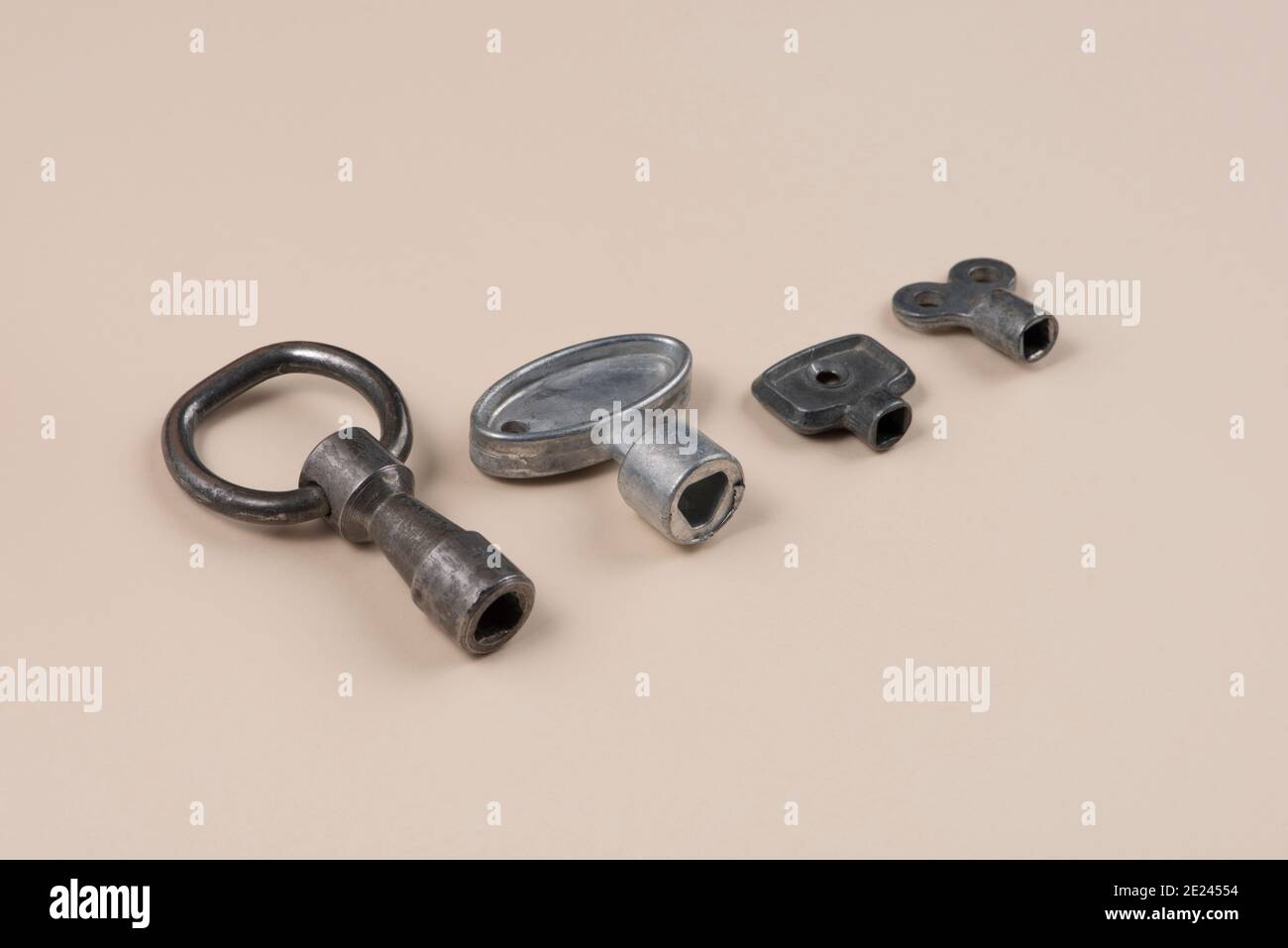 Bedienfeldtaste. Zinkdruckguss. Isoliert auf hellem Hintergrund. Stockfoto