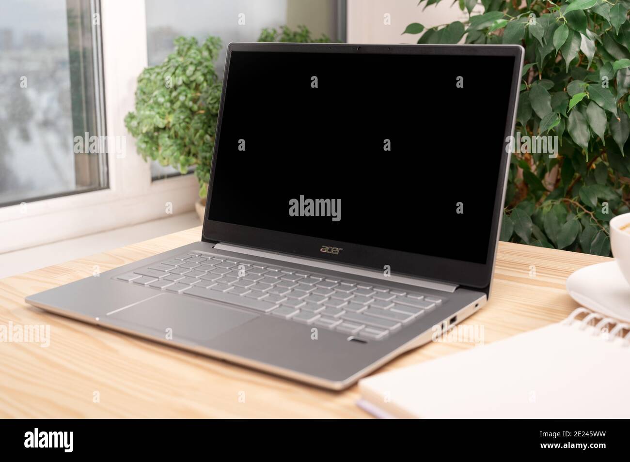 Moskau, Russland - 22. Januar 2020: Laptop ACER Swift. Laptop mit leerem schwarzen Bildschirm, Notebook und Kaffeetasse auf dem Schreibtisch im Home Office. Stockfoto