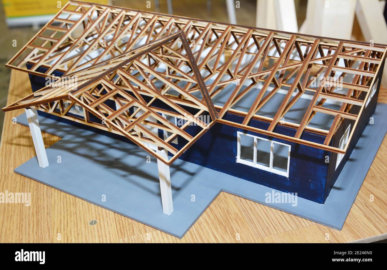 Ein modernes Haus Bau Maßstab Modell, Miniatur-Architektur-Projekt mit einer detaillierten hölzernen Dachkonstruktion, Holzrahmen ein Satteldach. Stockfoto