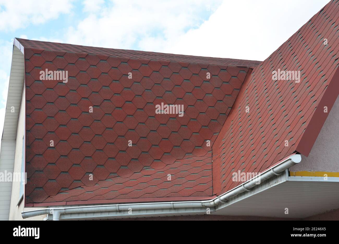 Eine Dachkonstruktion, Eckdach, ein Problembereich mit einer Regenrinne mit Asphaltschindeln bedeckt, die Dach Talabdichtung blinkend benötigt. Stockfoto