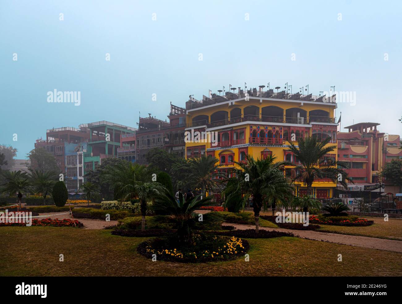 Neblige Stadtbild Panorama mit historischen Gebäuden der ummauerten Stadt Lahore Stockfoto