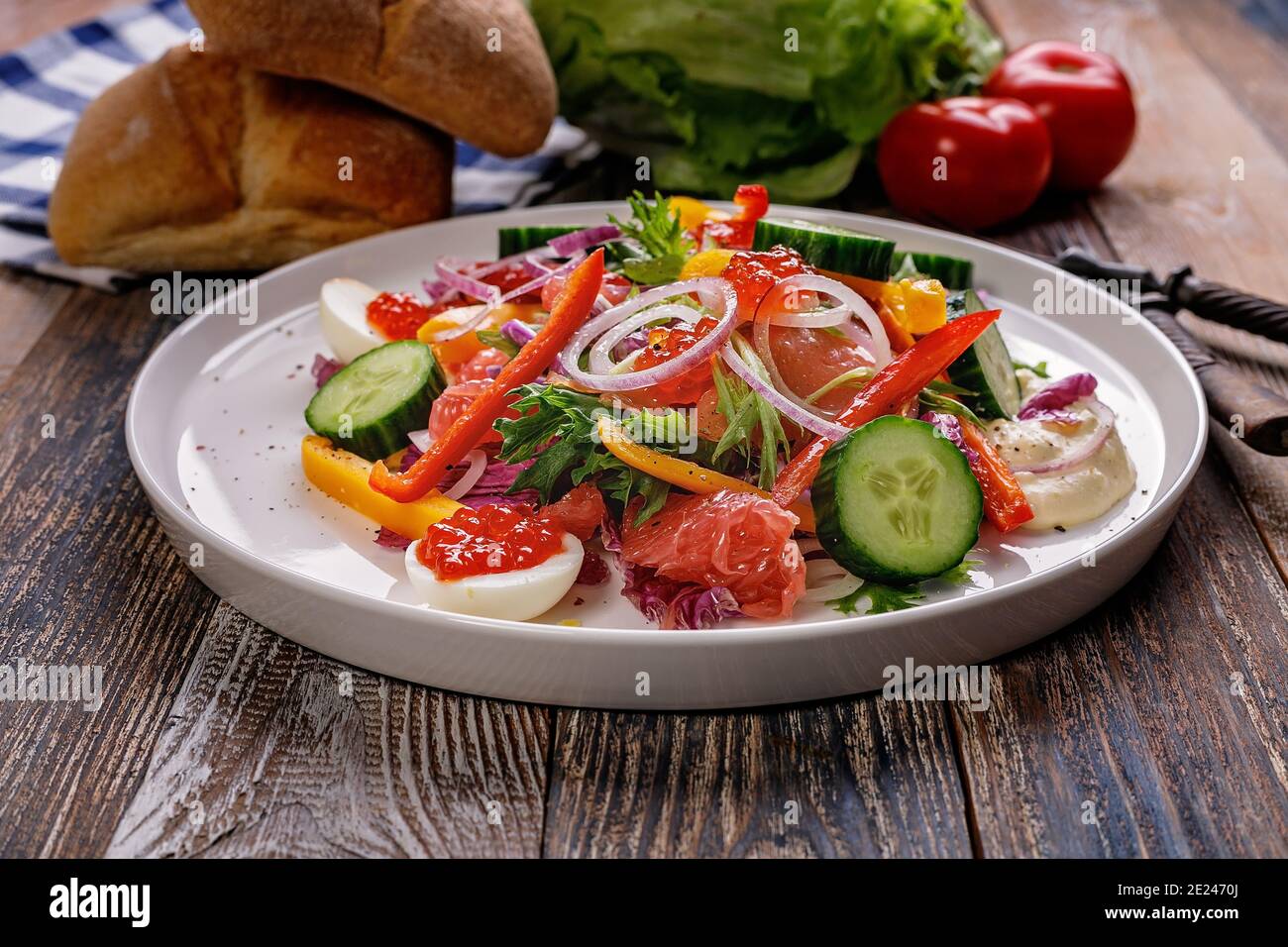 Leckere und gesunde Lebensmittel. Salat mit geräucherter Forelle, Grapefruit, frischer Gurke, purpurfarbener Chinakohl-Paprika. Mediterrane Diät Rezepte. Niedrig Stockfoto