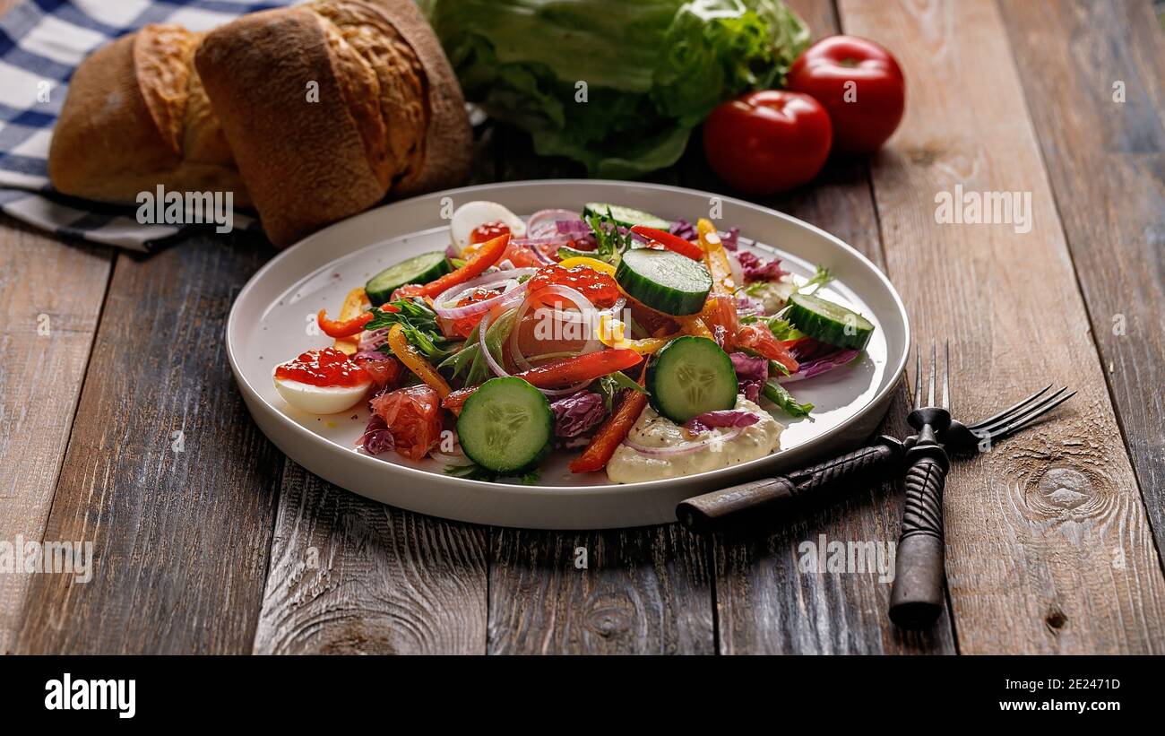 Lebensmittelbanner. Leckere und gesunde Lebensmittel. Salat mit geräucherter Forelle, Grapefruit, frischer Gurke, purpurfarbener Chinakohl-Paprika. Mediterrane Ernährung Stockfoto