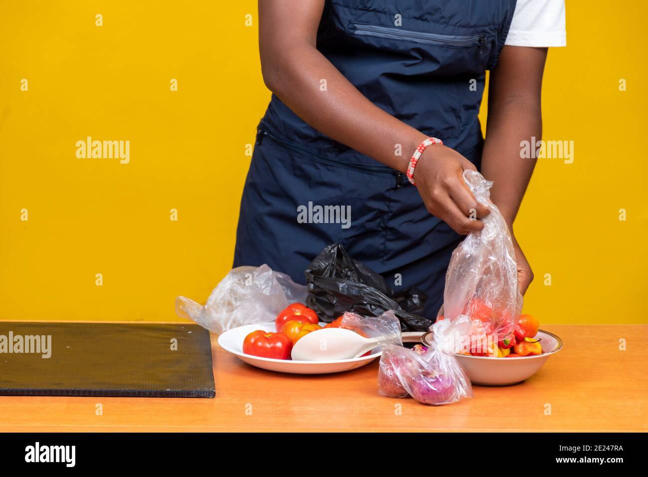 afrikanischer Koch, der Zutaten für ein Gericht aussortiert Stockfoto