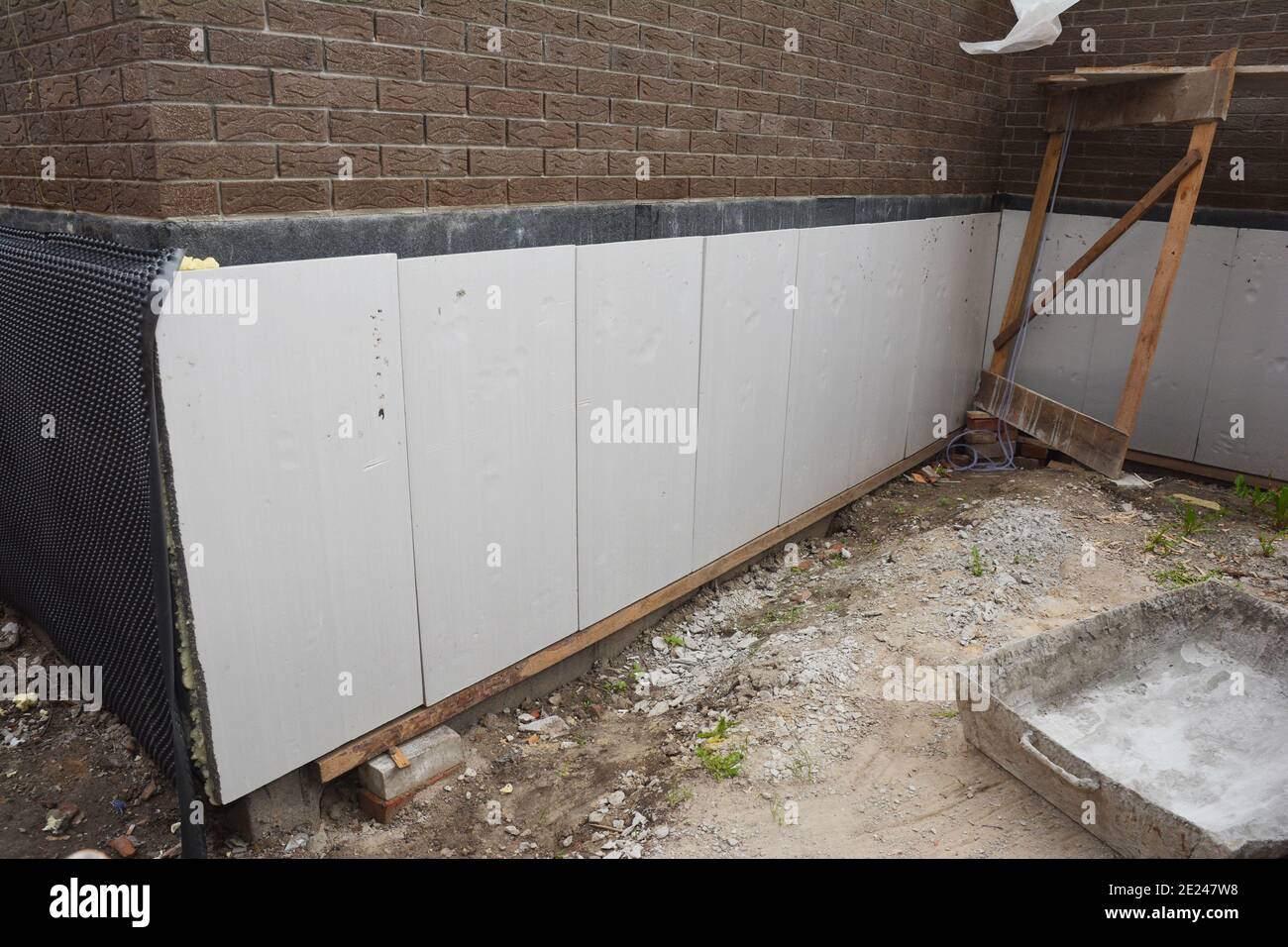 Fundamentabdichtung. Haus Fundament Wand wasserdicht mit Bitumenspray  Stockfotografie - Alamy