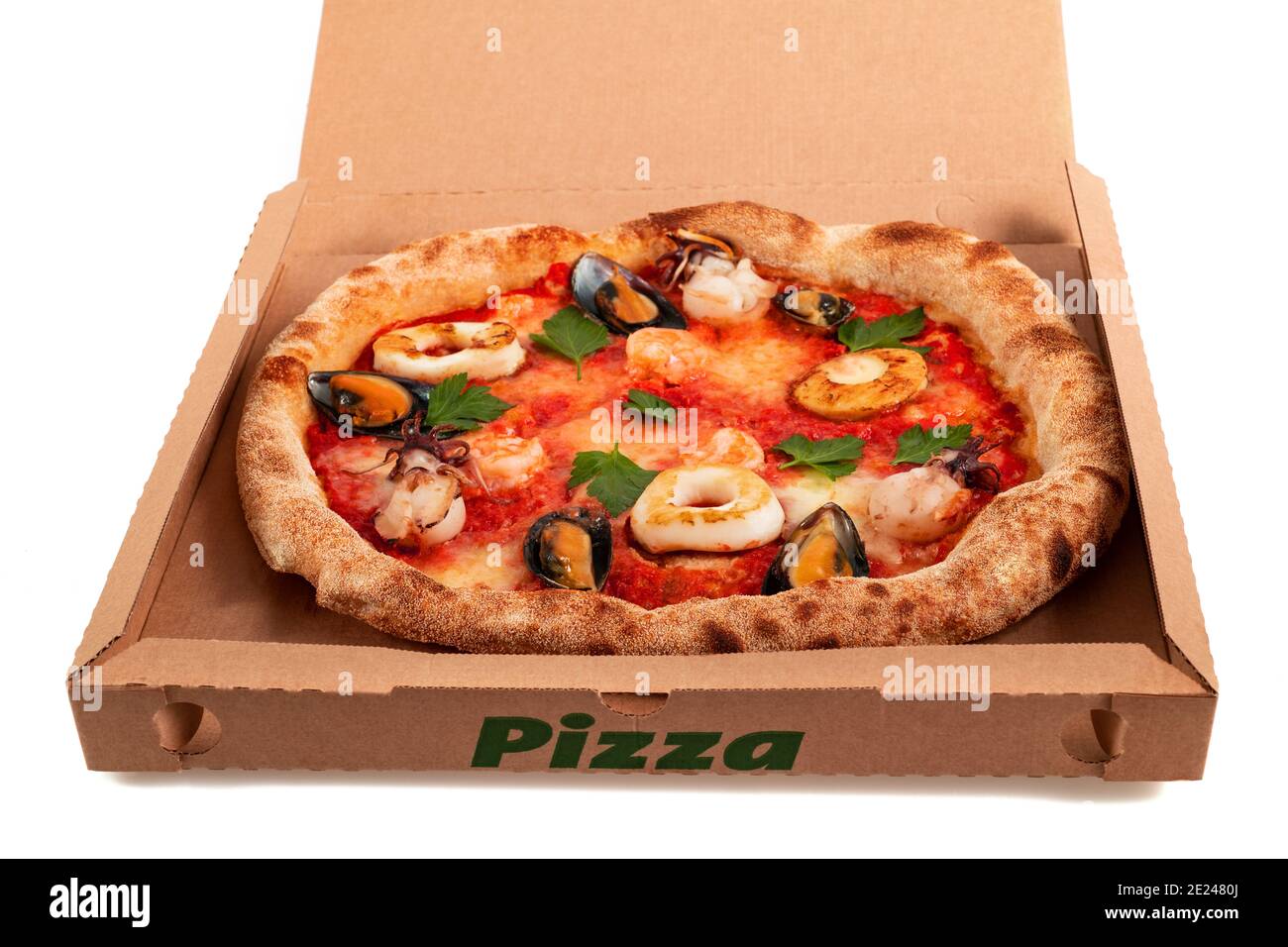 Meeresfrüchte Pizza zum Mitnehmen isoliert auf weiß Stockfoto