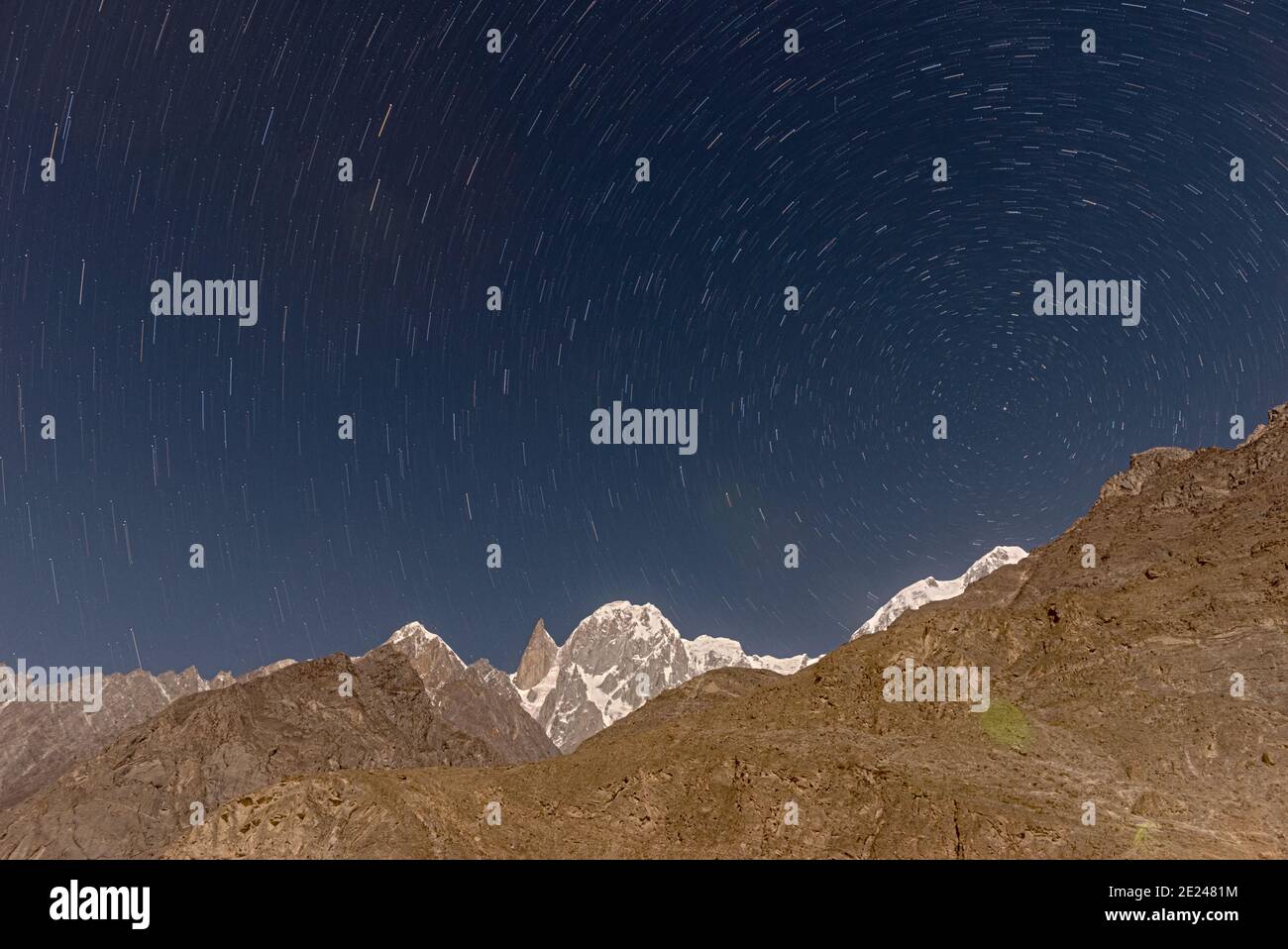 Sterne Trails mit blauem Himmel im Mondlicht über den Schneebergen von hunza, Karakorum Range gilgit Baltistan Stockfoto
