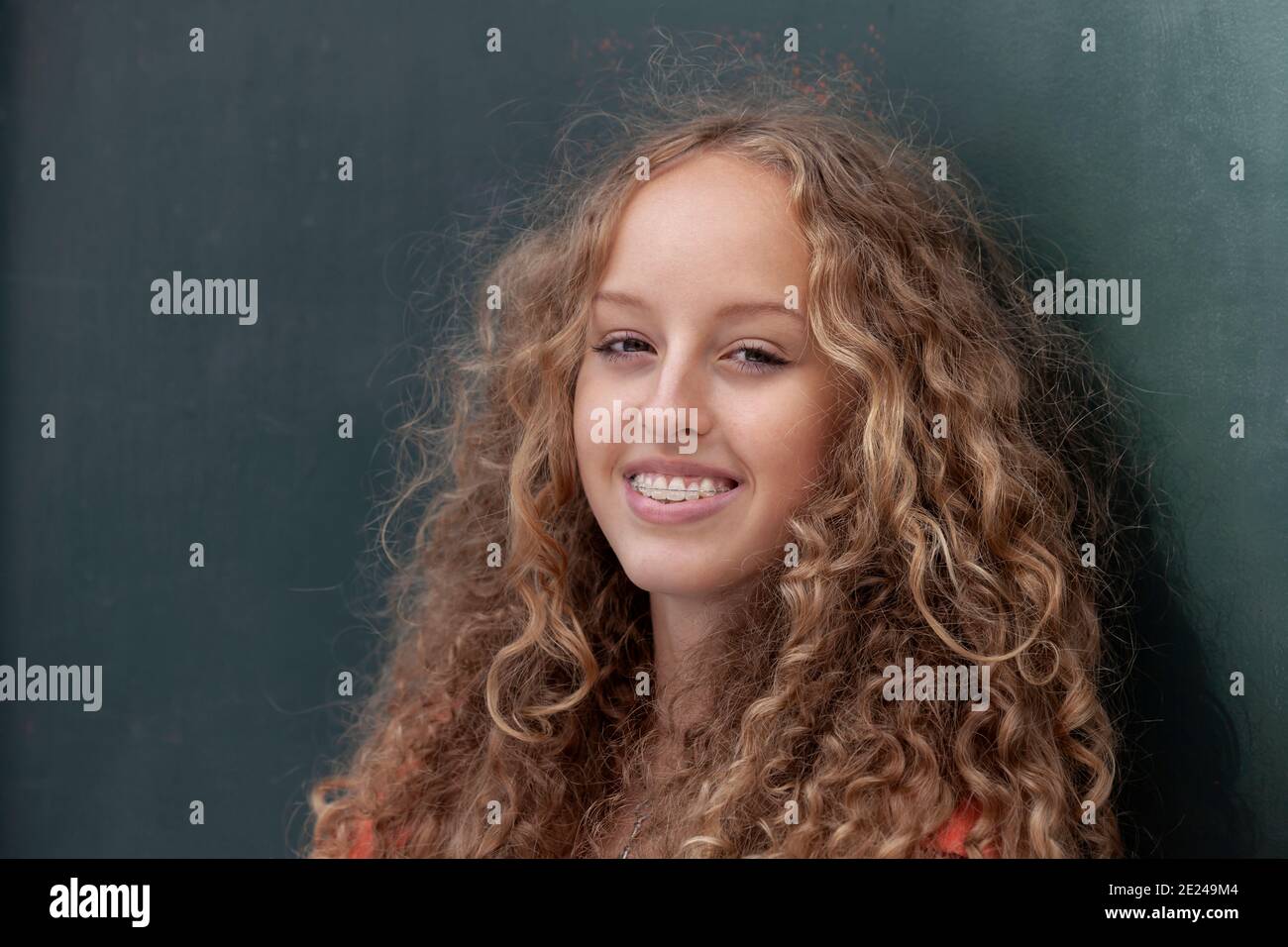 Portrait von glücklichen Teenager-Mädchen tragen Zahnspange Stockfoto