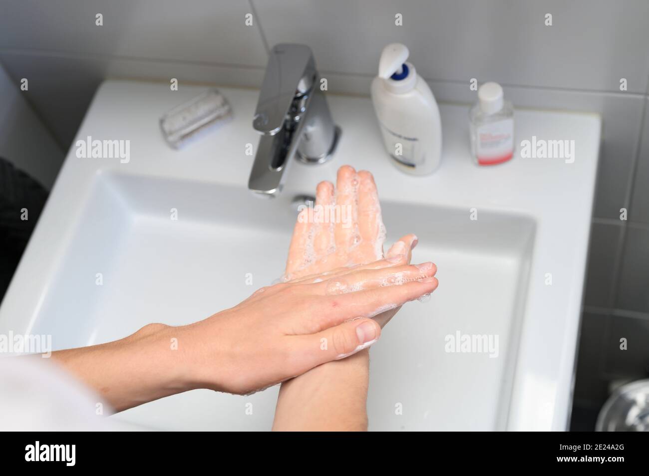 Person, die Hände zu waschen Stockfoto
