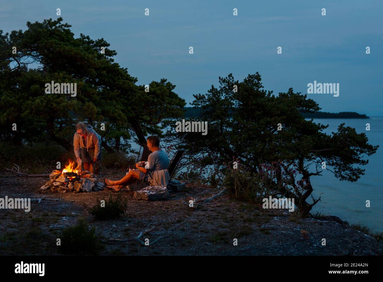 Ein Paar erholte sich am Kamin Stockfoto