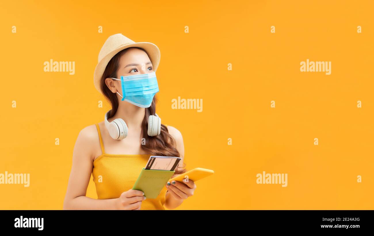 Frau mit Tickets und Passkoffer beschnittene Ansicht Stockfoto