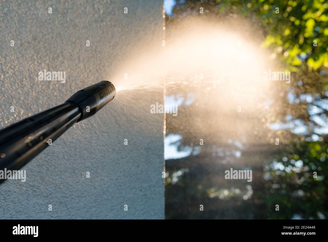 Power Washing the Wall - Reinigung der Fassade des Haus - Fokus auf die Spitze der Sprühdüse- Geringe Schärfentiefe Stockfoto