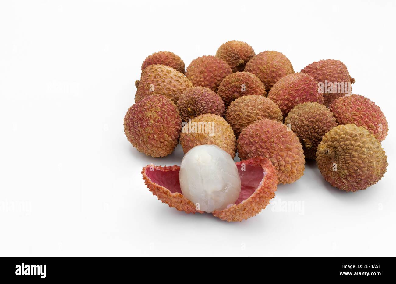 Drei Litschis isoliert auf bläulichem Hintergrund Stockfoto