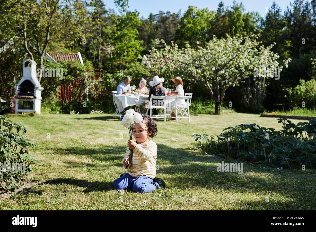 Kleinkind, spielen im Garten Stockfoto