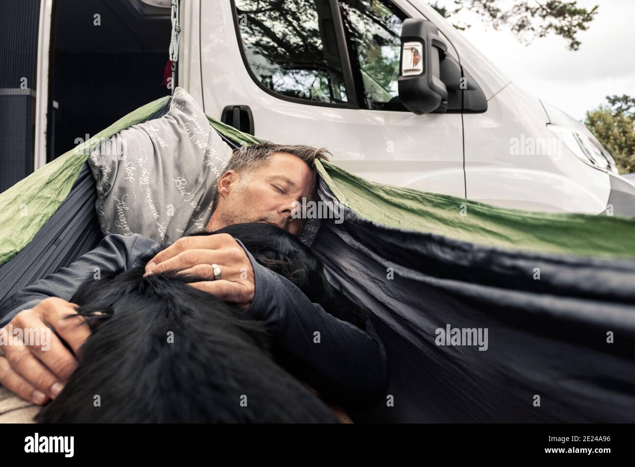 Mann schläft im Zelt Stockfoto