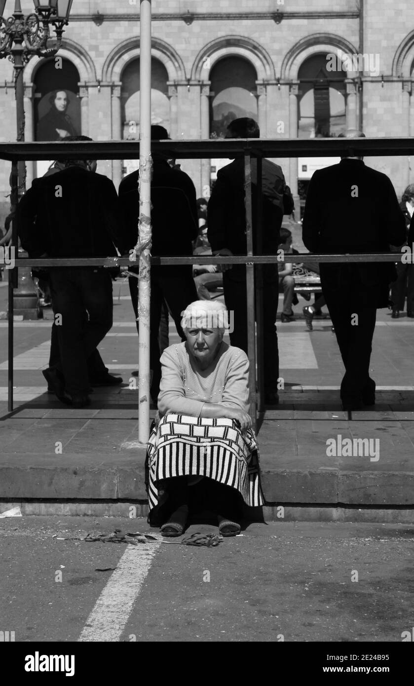 JEREWAN, ARMENIEN - 02. Jan 2021: Eine ältere Frau protestierte während der Samtenen Revolution auf dem Platz der Republik in Jerewan, Armenien Stockfoto