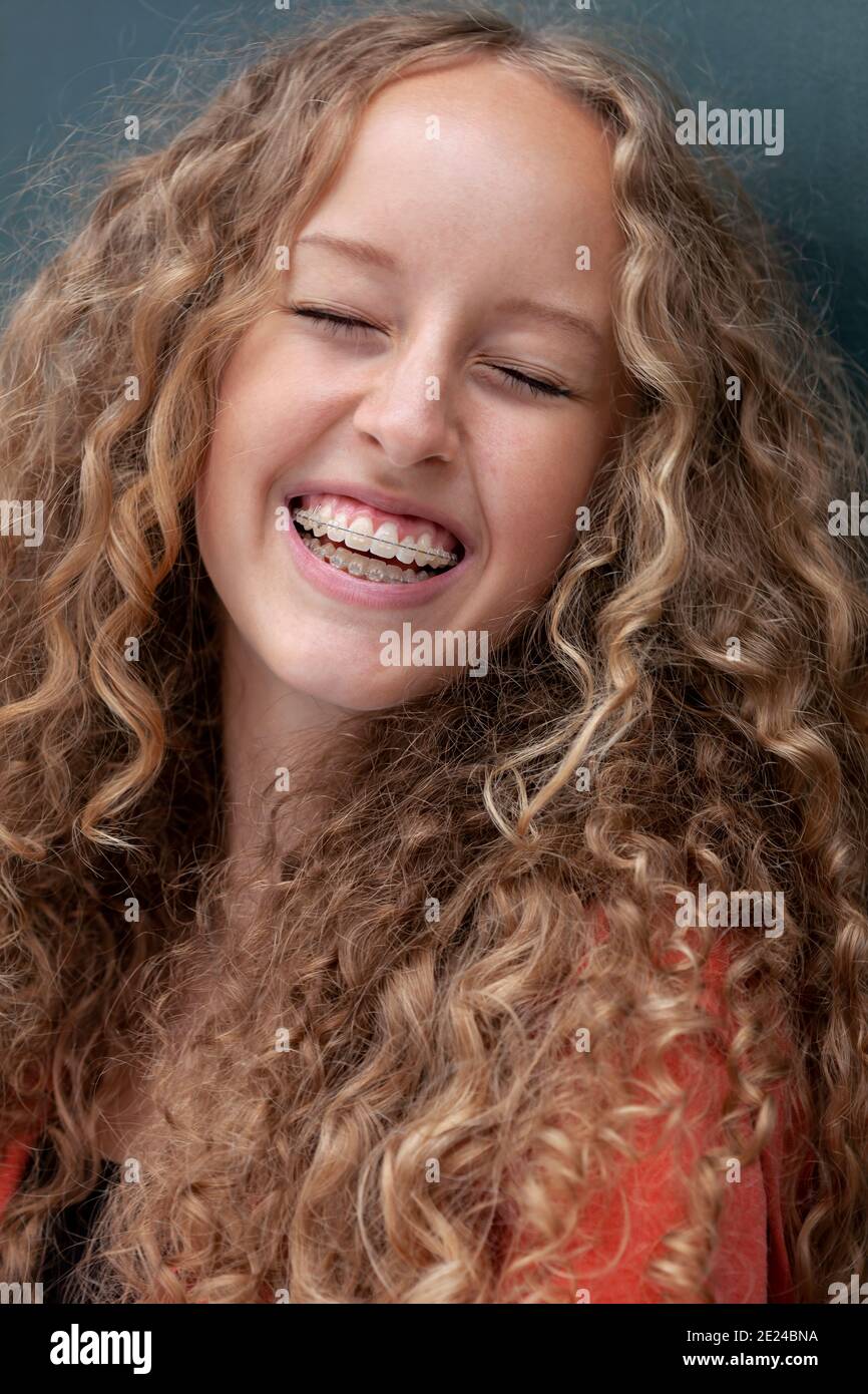 Portrait von glücklichen Teenager-Mädchen tragen Zahnspange Stockfoto