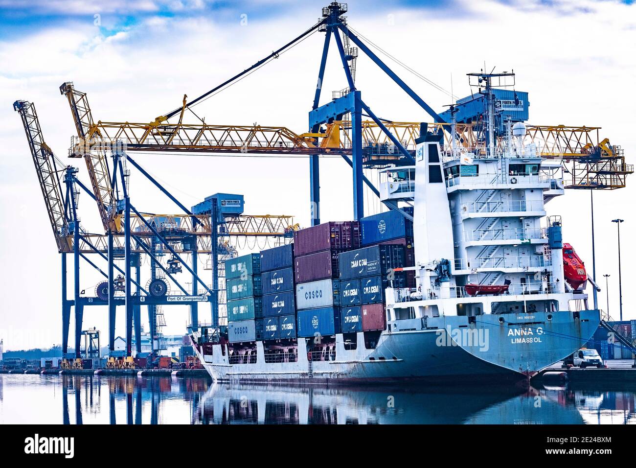 Transportbehälter im Hafen Stockfoto