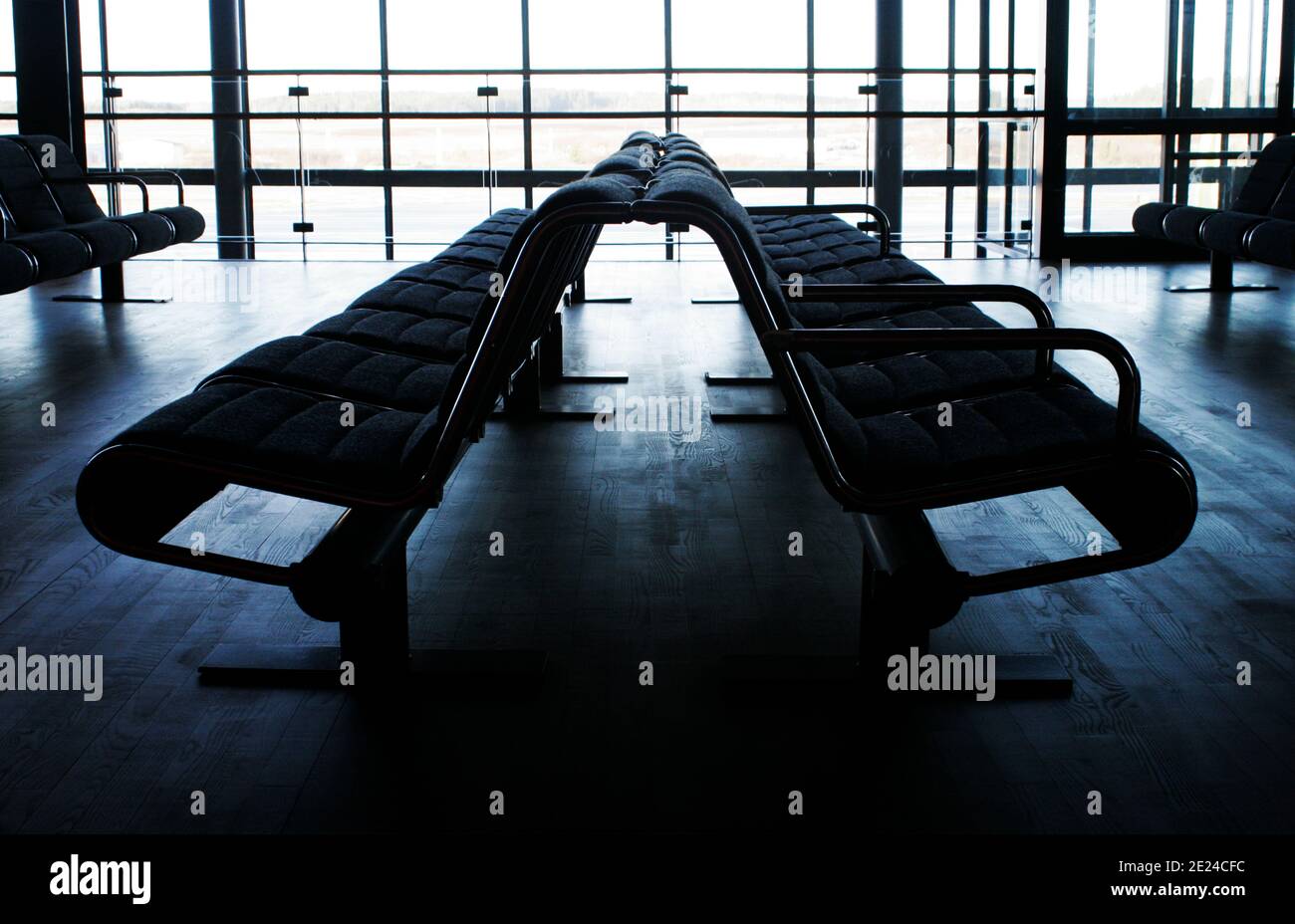 Sitzplätze im Wartezimmer des Flughafens Stockfoto