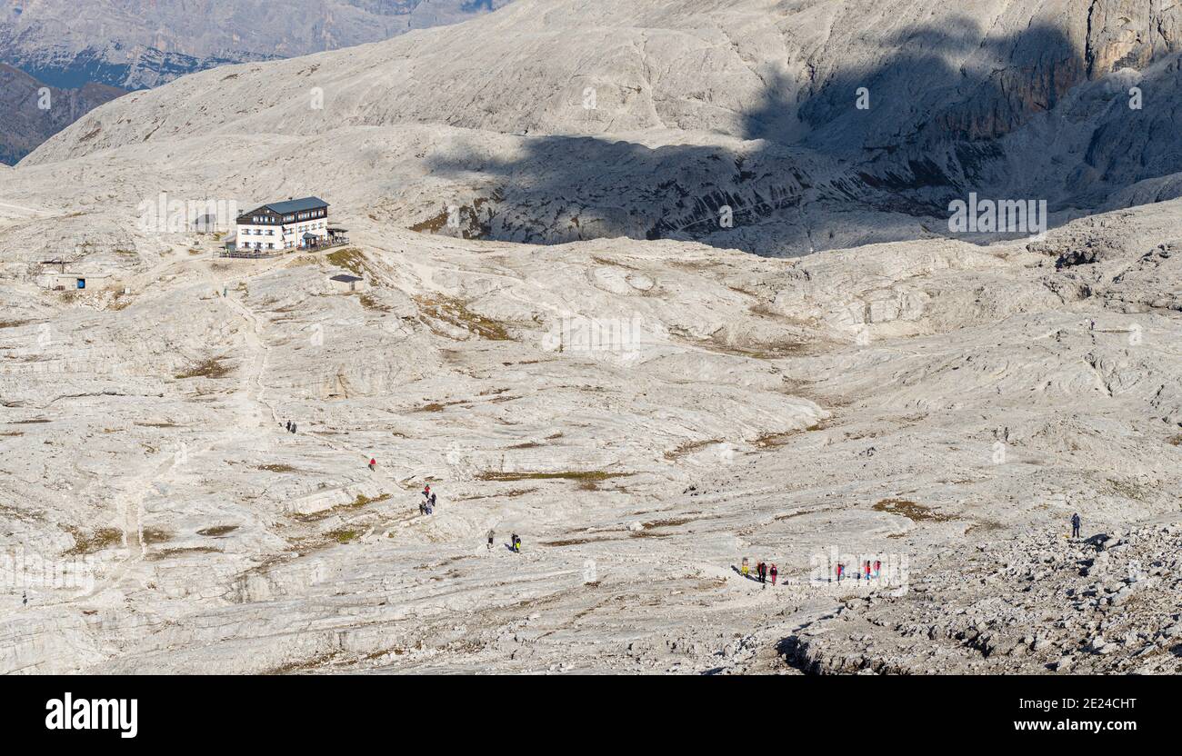 Berghütte Rifugio Rosetta. Das Hochplateau Altipiano delle Pale di San Martino in der Gruppe Pala in den dolomiten des Trentino. Die Pala grou Stockfoto