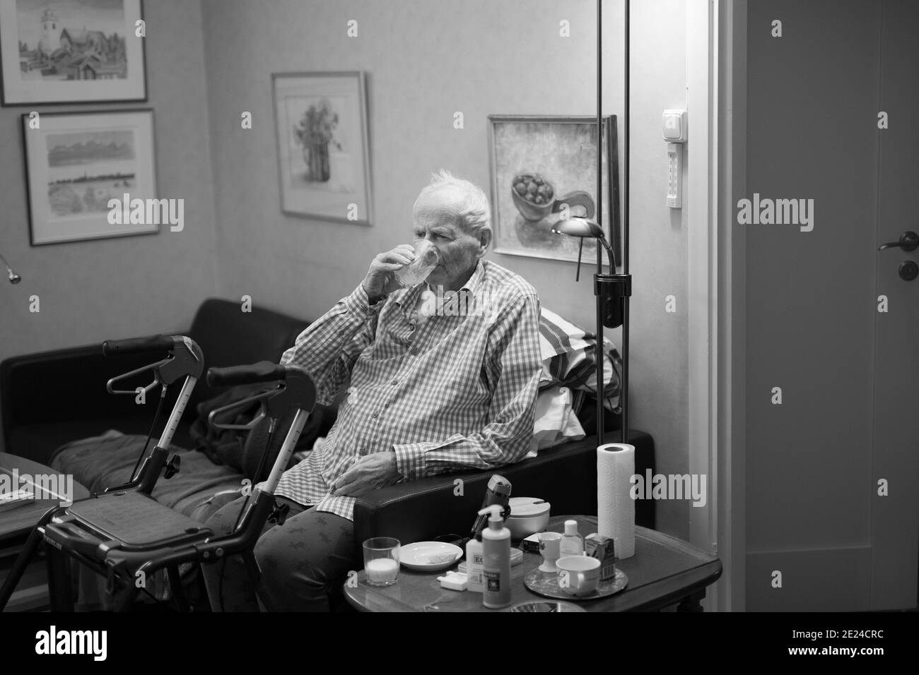 Sitzender alter mann Schwarzweiß-Stockfotos und -bilder - Alamy