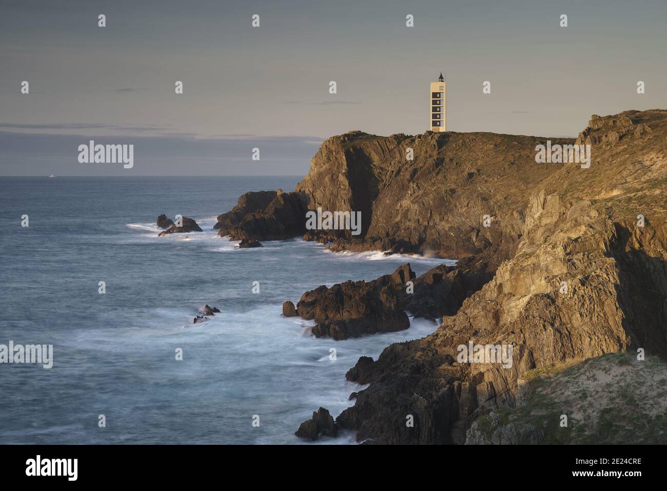 Punta Frouxeira Leuchtturm auf Klippen umgeben vom Meer in Galicien, Spanien Stockfoto