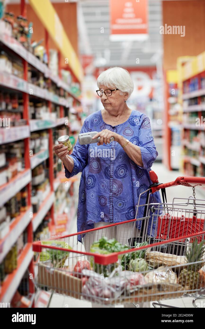 Ältere Frau beim Einkaufen im Supermarkt Stockfoto