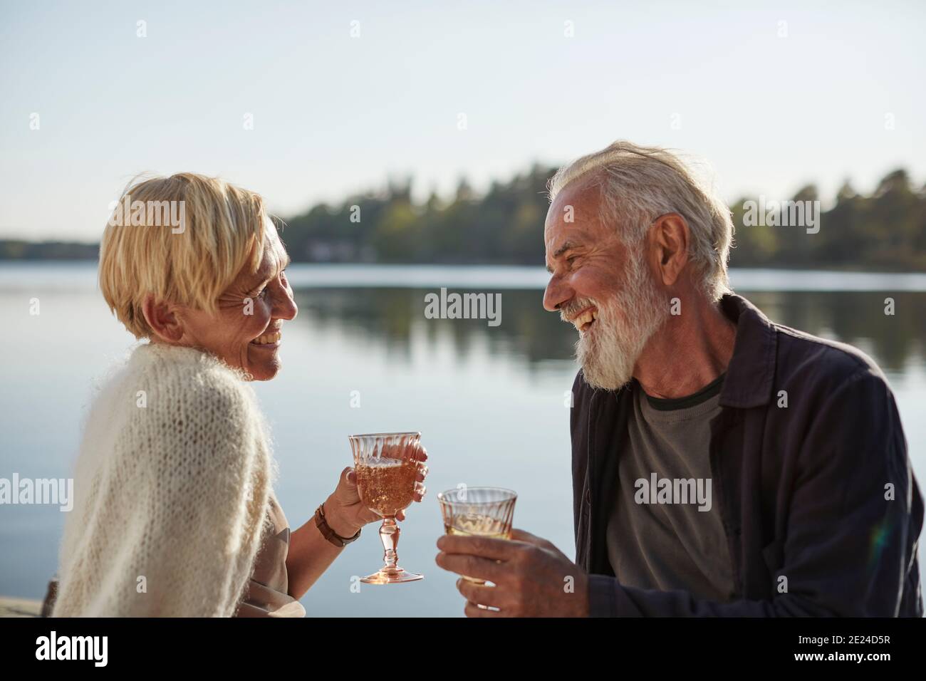 Lächelndes Paar, das Wein trinkt Stockfoto