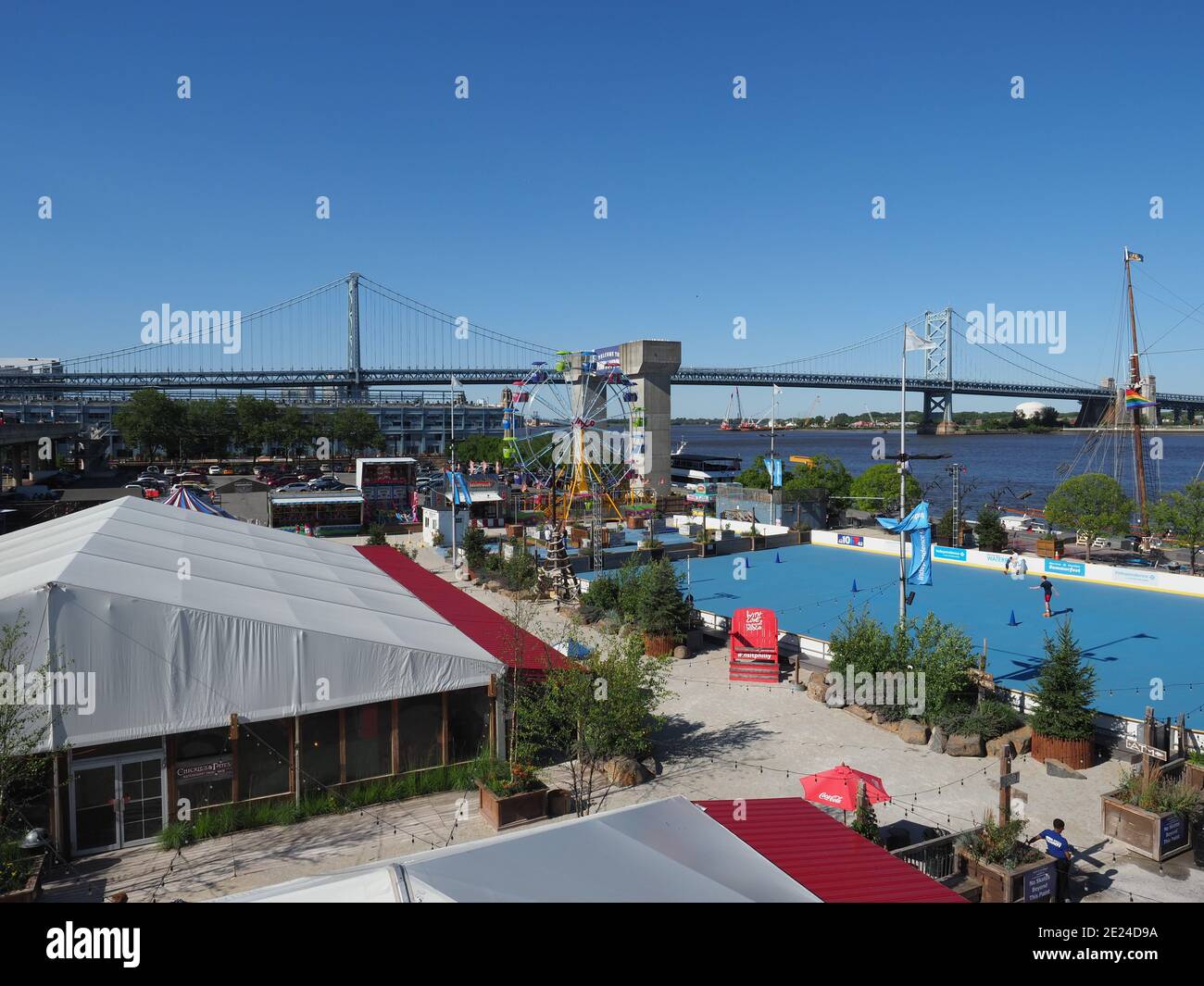 Philadelphia, USA - 11. Juni 2019: Bild von Penn's Landing am Ufer in der Nähe des Delaware River. Das Erholungsgebiet umfasst einen kleinen Themenpark Stockfoto