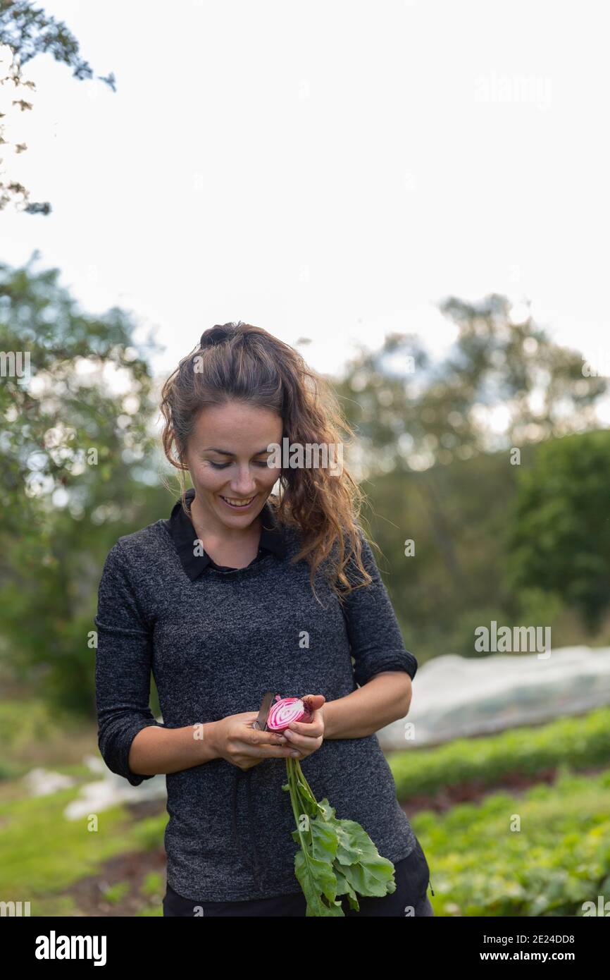 Lächelnde Frau mit Rote Bete Stockfoto