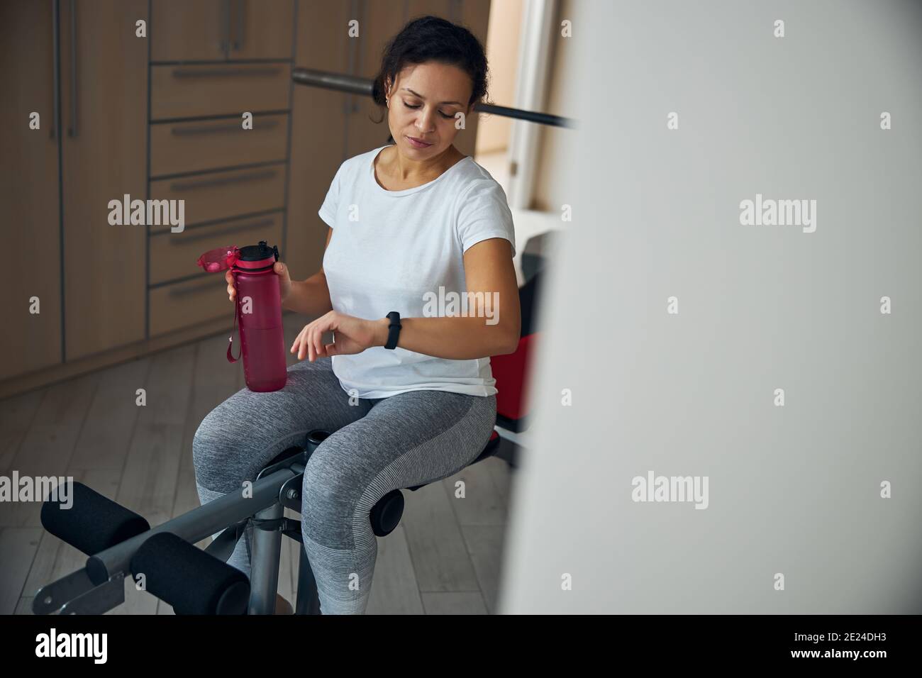 Sportler, der den Fitness Tracker während des Trainings verwendet Stockfoto