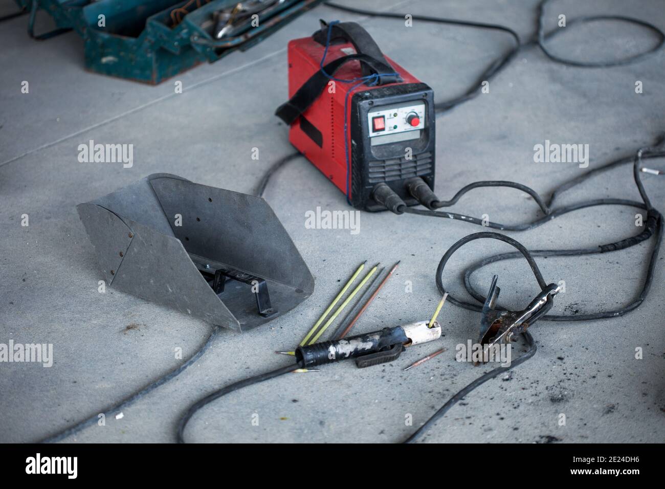 Satz einer Inverter-Schweißmaschine mit entsprechendem Zubehör Stockfoto