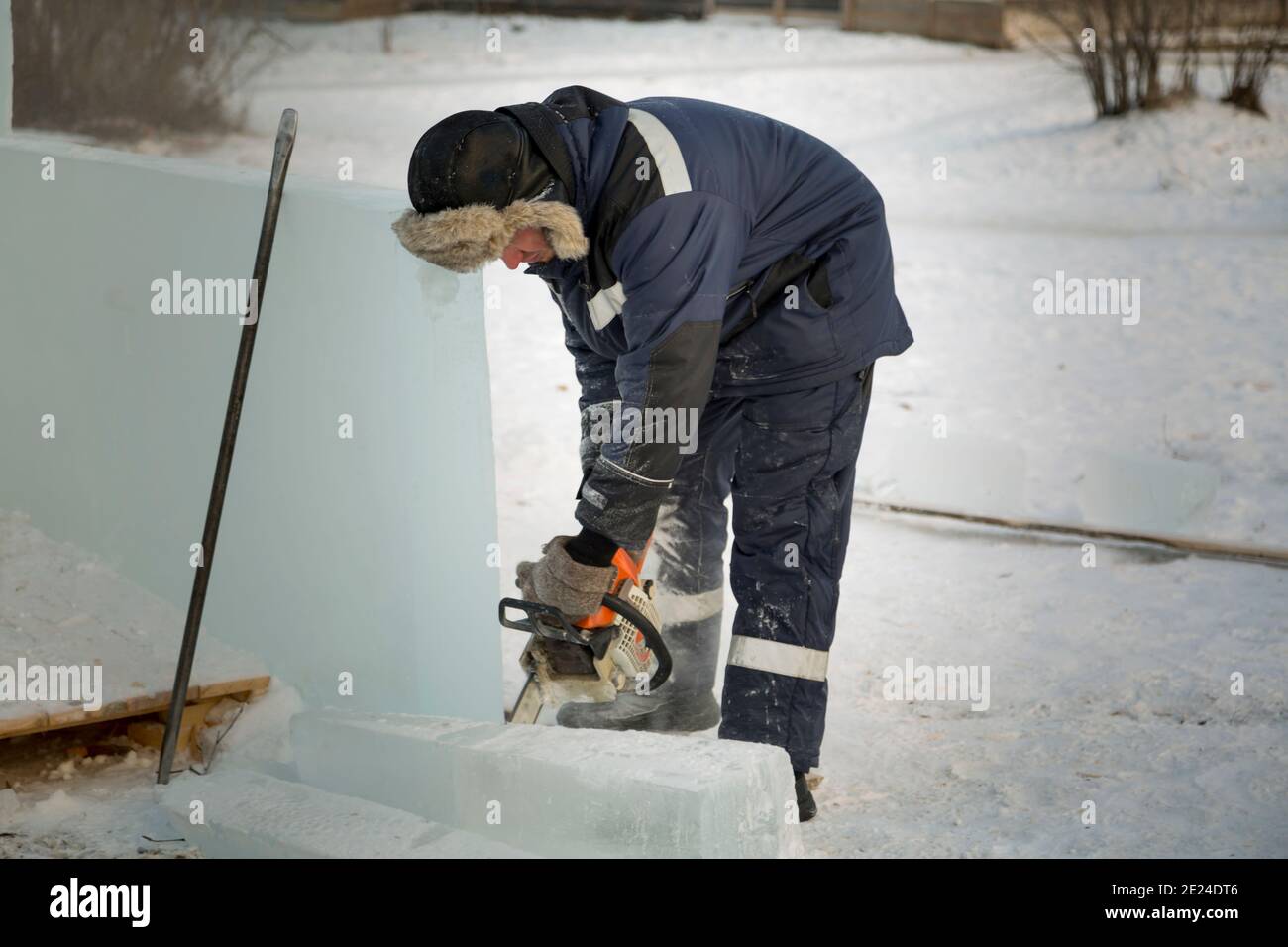 Werker Assembler passen Kettensäge Eisplatte Stockfoto