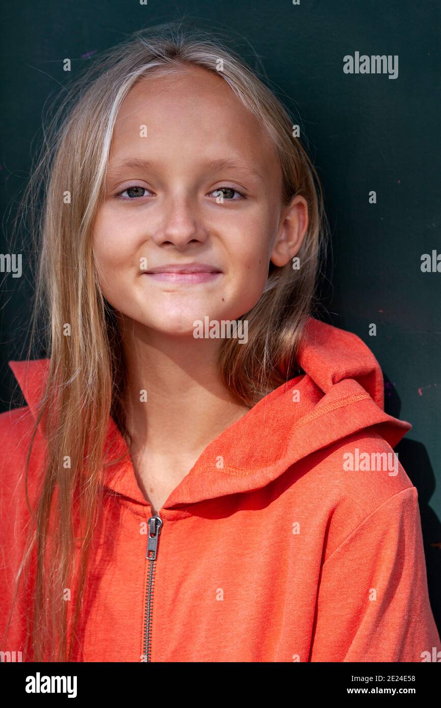 Porträt eines Mädchens Blick in die Kamera Stockfoto