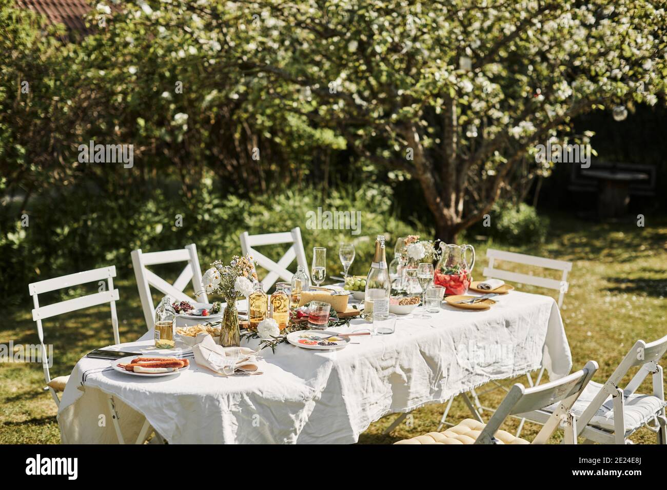 Tisch im Garten Stockfoto