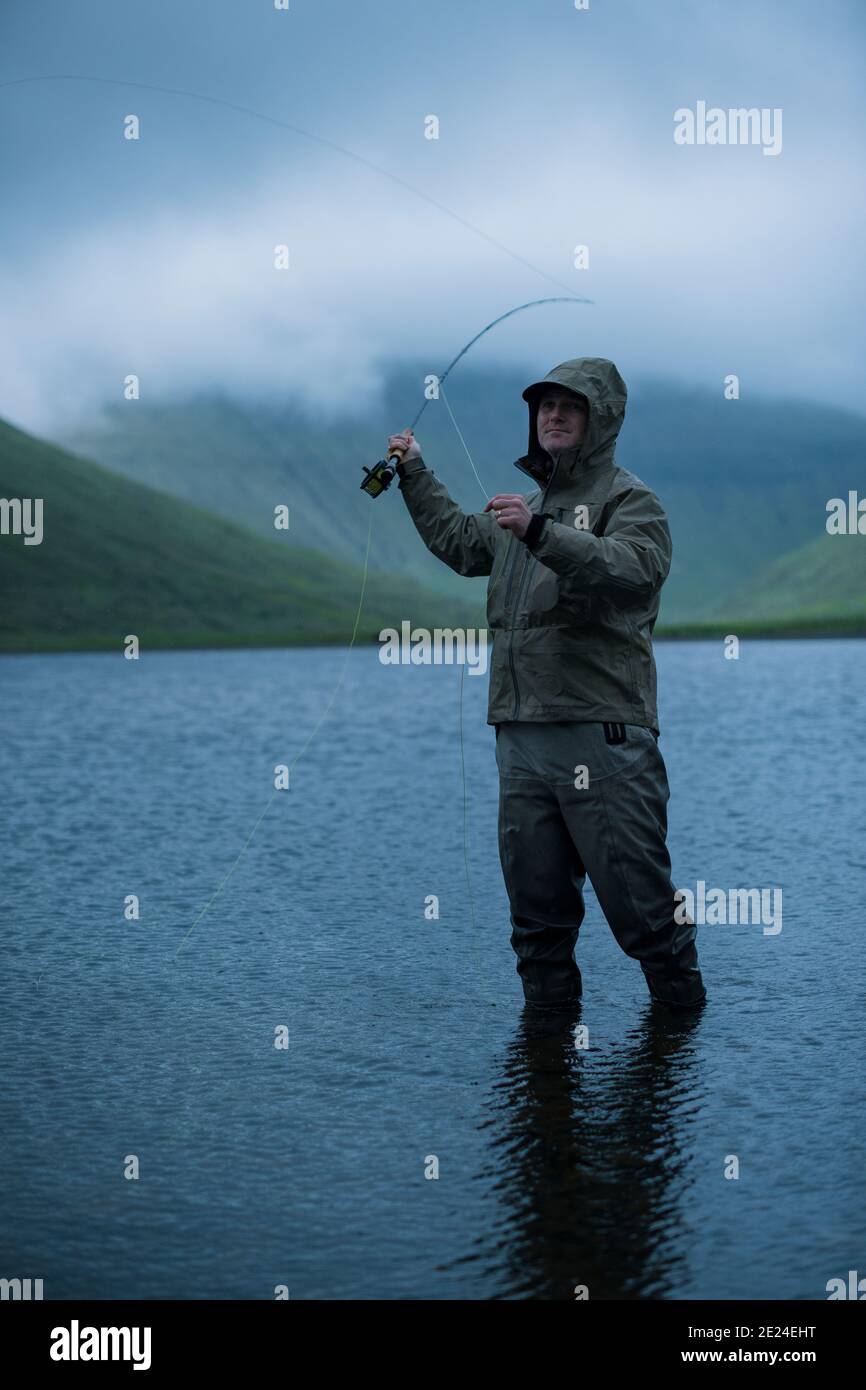 Mann Fliegenfischen im See Stockfoto