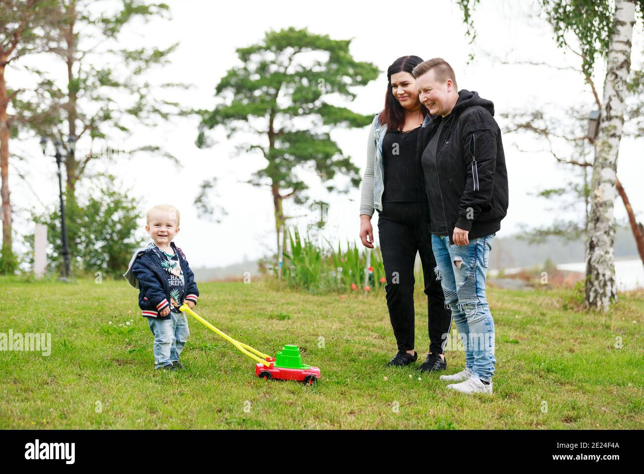 Lächelnde Familie mit Kleinkind auf dem Spaziergang Stockfoto