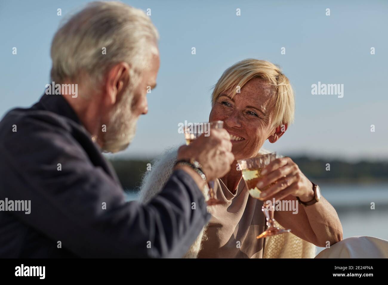 Lächelndes Paar, das Wein trinkt Stockfoto