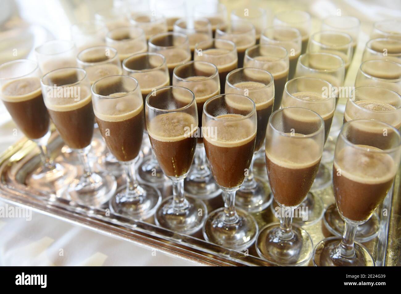 Elegante Gläser Eiskaffee auf einem Tablett auf einem Buffet-Tisch bei einem Catering-Event bereit zum Servieren Stockfoto