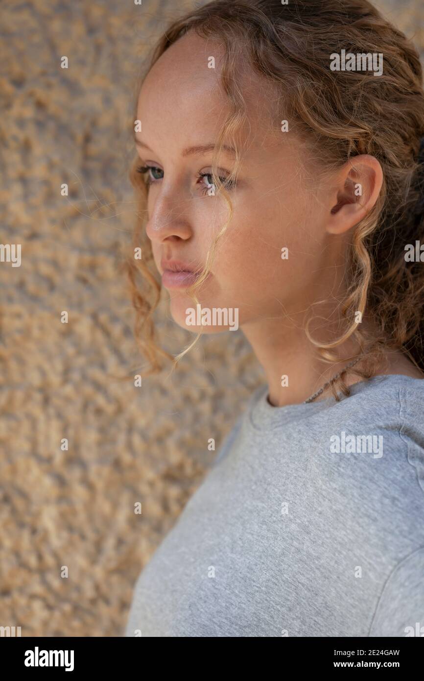 Teenager-Mädchen auf der Suche nach Stockfoto