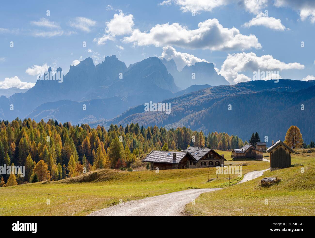 Blick in Richtung Pale di San Martino, Focobon-Gebirge, in den Dolomiten des Trentino, von der alpe Fuciade im südlichen Marmolada-Gebirge aus gesehen. Europ Stockfoto