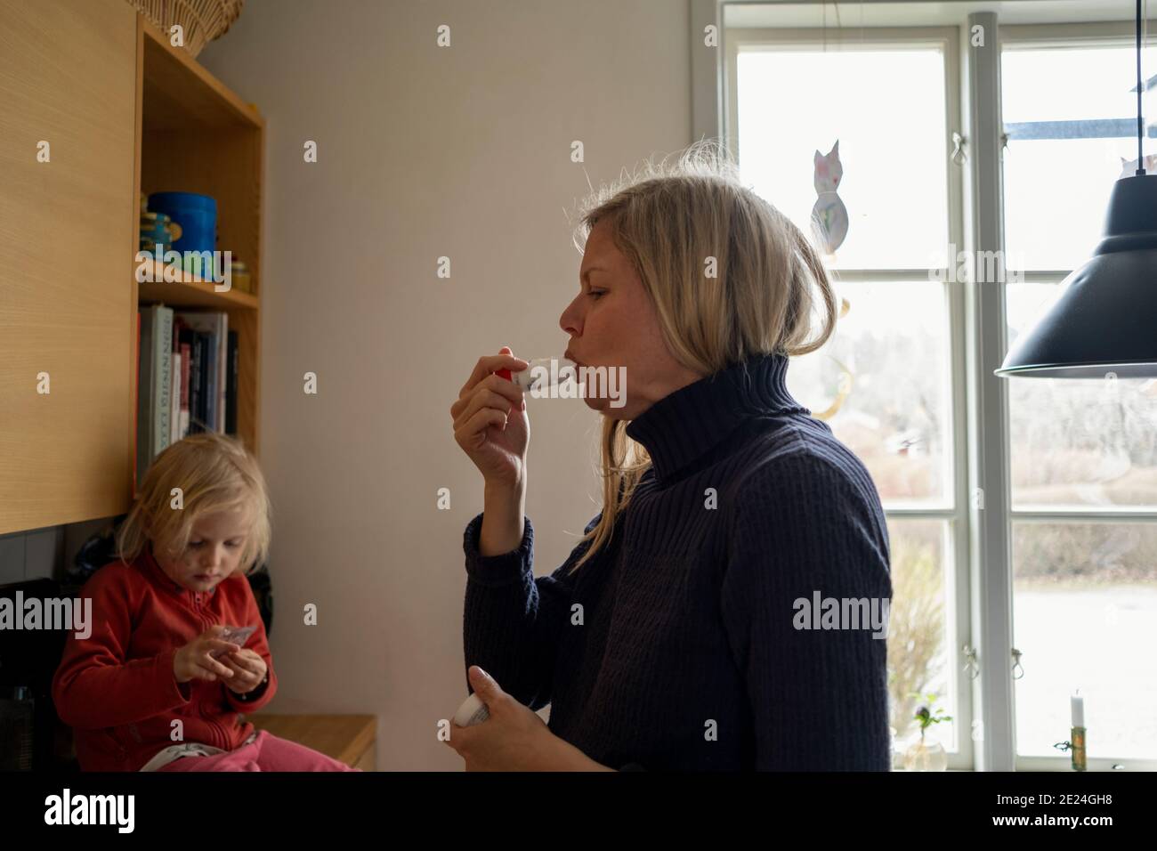 Frau mit Asthma-Inhalator Stockfoto