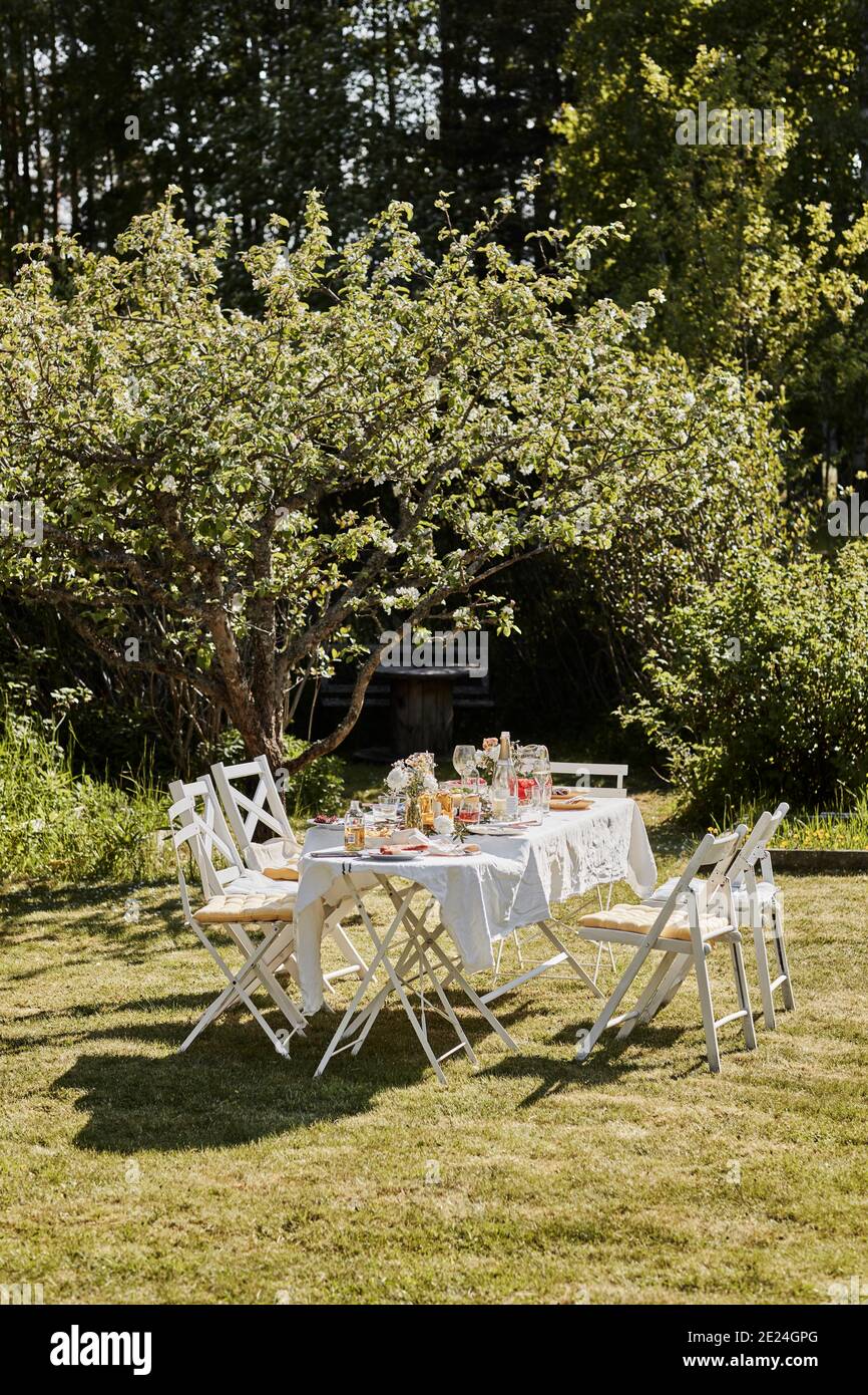 Tisch im Garten Stockfoto