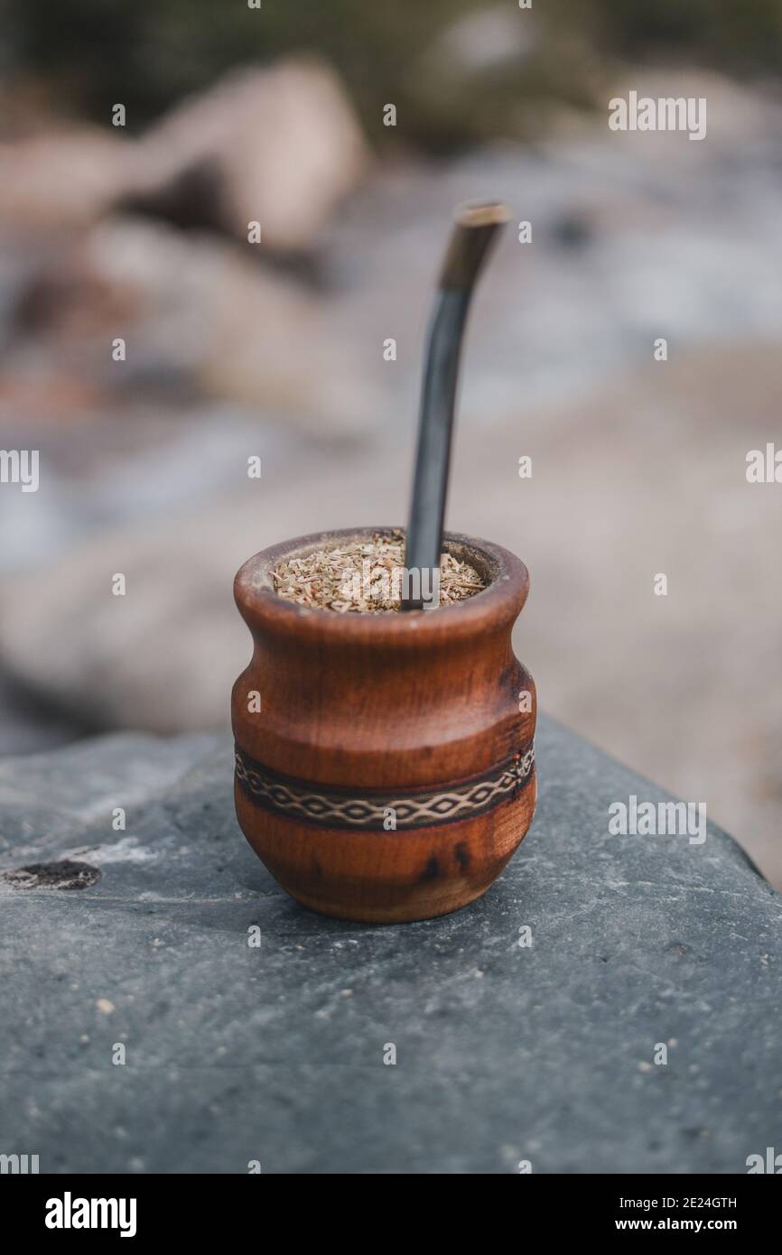 Selektive Fokusaufnahme eines traditionellen argentinischen Getränks Mate Yerba Tee Stockfoto